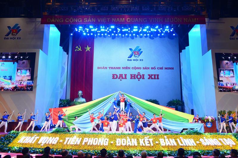Hinh anh co gai quay lung dang tro thanh xu huong tren mang xa hoi, the hien phong cach song tu do