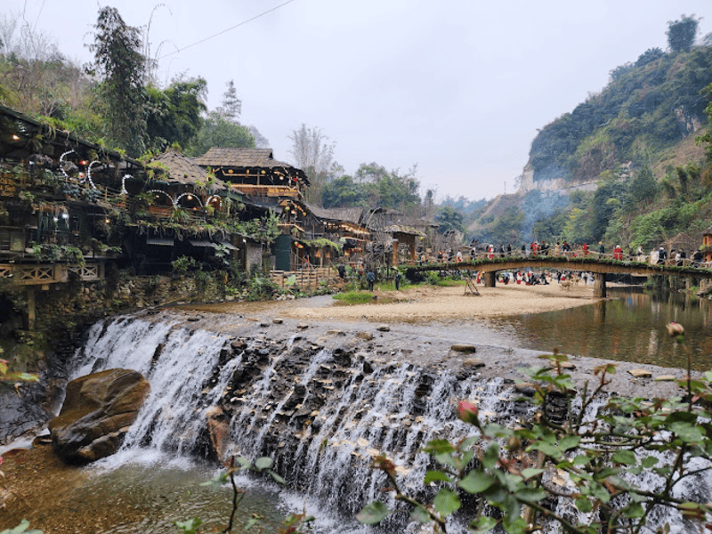 Mô tả một tà áo dài Việt Nam với họa tiết hoa văn sặc sỡ, mang cảm giác vintage, có thể gợi nhắc đến sự đa dạng màu sắc và họa tiết của thời trang thập niên 70.