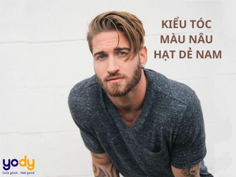 Chàng trai trẻ với mái tóc cắt ngắn nhuộm màu nâu hạt dẻ không tẩy, phù hợp với nhiều kiểu tóc và khuôn mặt nam giới