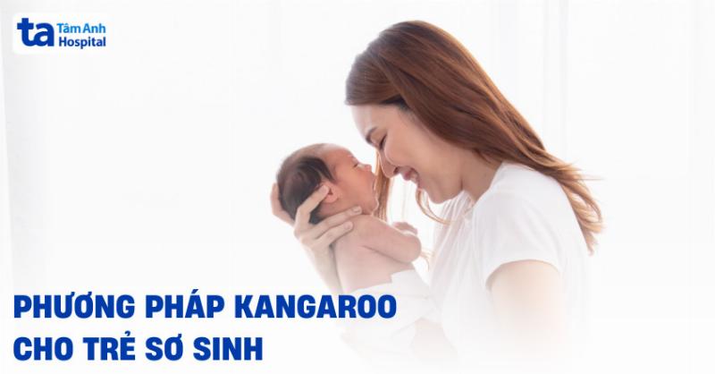 Một người mẹ đang ngồi cho con bú hoặc bế con, khung cảnh ấm cúng, thể hiện sự gắn kết mẹ con