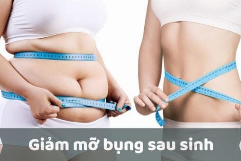 Một người mẹ trẻ đang tập các động tác yoga nhẹ nhàng trong nhà, cạnh em bé đang nằm chơi, thể hiện sự vận động hợp lý sau sinh
