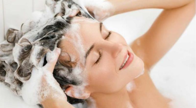 Hình minh họa các sai lầm thường gặp khi chăm sóc tóc xoăn nam như chải tóc khô, sấy nhiệt cao, và cách khắc phục.