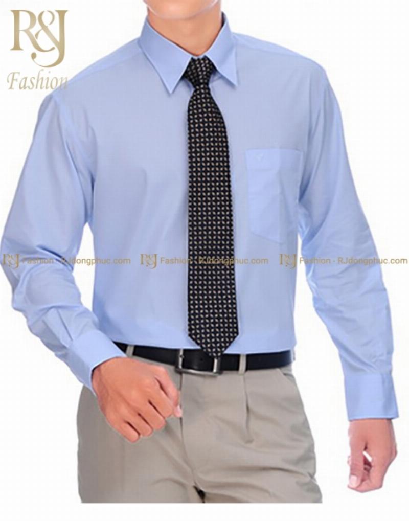 Một người đàn ông mặc trang phục công sở mùa hè với áo sơ mi linen và quần chinos màu sáng, trông chuyên nghiệp và thoải mái.