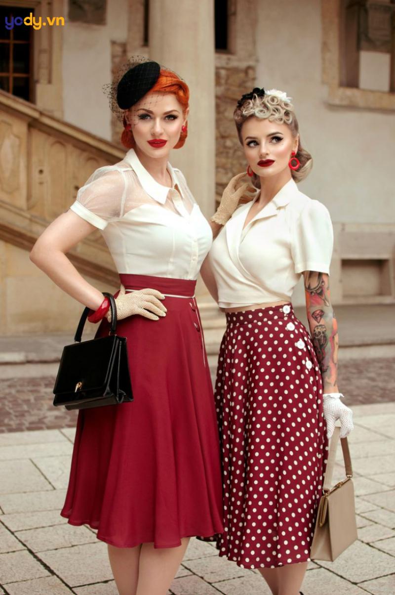 Ảnh chụp một bộ trang phục hiện đại mang phong cách retro rõ nét, lấy cảm hứng từ thời trang thập niên 70, chứng minh sự ảnh hưởng lâu dài của thập kỷ này.