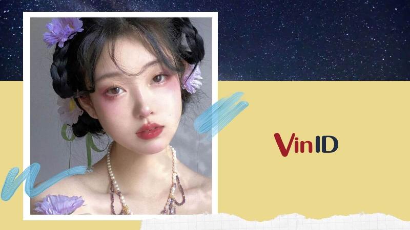 Bé gái với kiểu tóc tém được tô điểm bằng một chiếc nơ hoặc băng đô xinh xắn