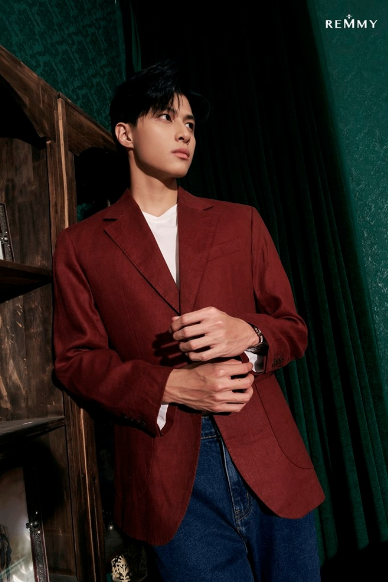 Quần jean xanh phối với blazer