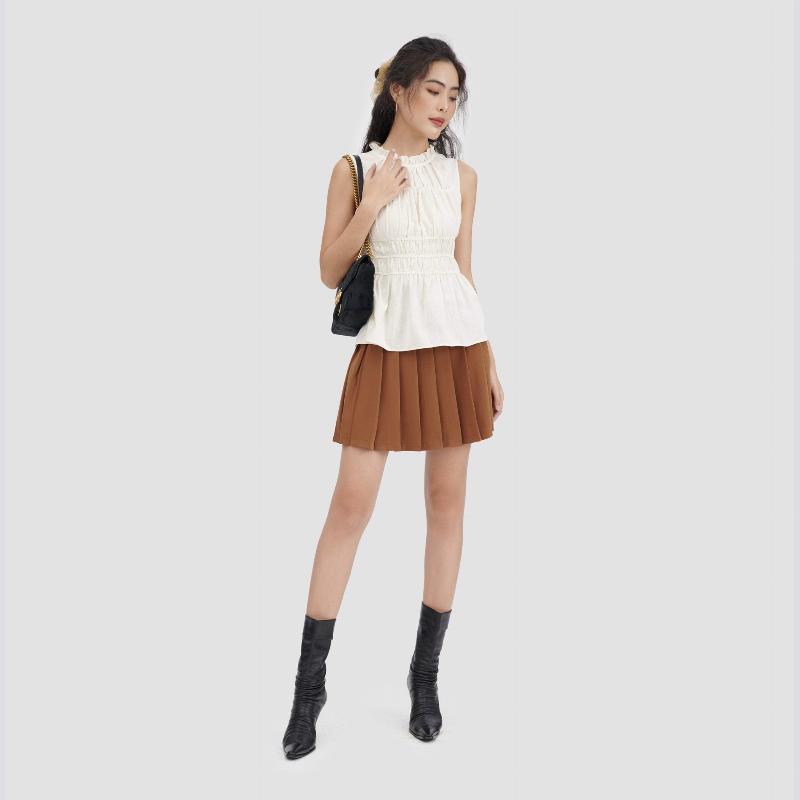 Váy ngắn xếp ly áo croptop sneaker